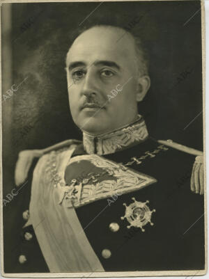 Retrato de Francisco Franco con el uniforme de gala de Capitán General