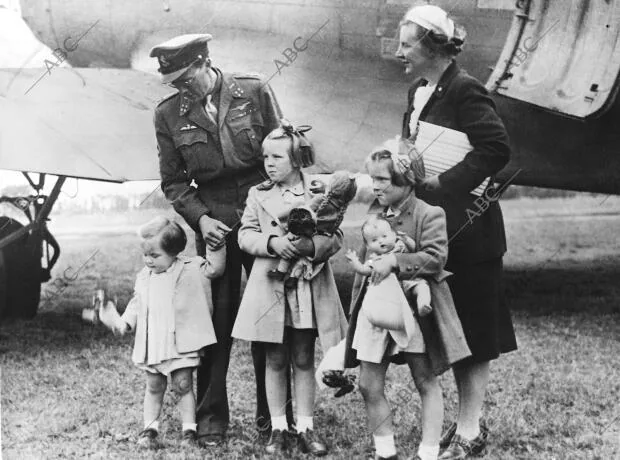 Terminada la segunda Guerra mundial Llegada al aeropuerto de Ámsterdam de los...