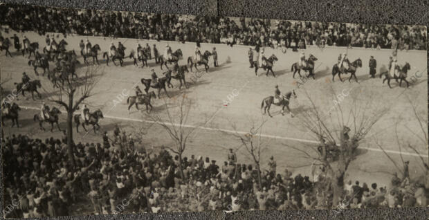 Franco, a caballo, desfilando con la Caballería, en el Desfile de la Victoria de...