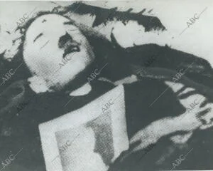 Única fotografía de Adolf Hitler muerto, realizada por su médico personal