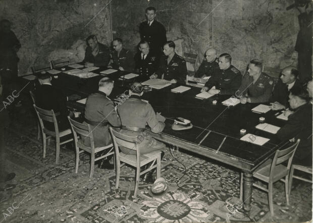 41 de la mañana en el Cuartel General de Eisenhower, en Reims, a través del...