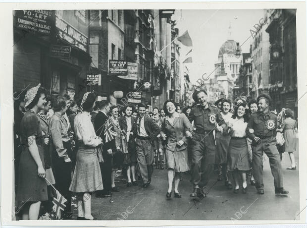 Soldados y mujeres inglesas celebran el Día de la Victoria