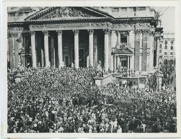 Celebración del Día de la Victoria ante el palacio de la Bolsa