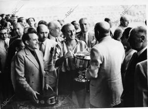 En la imagen el capitán del Athletic Recibe la copa de Manos del general...