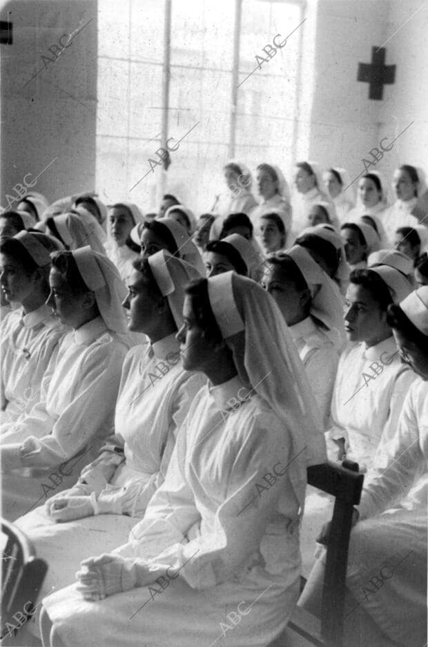 Inauguración del curso 1945-1946 en el hospital central de la cruz Roja, con la...