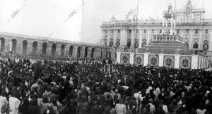 Concentración en la plaza de la Armeria con motivo del mensaje de Pio Xii del...