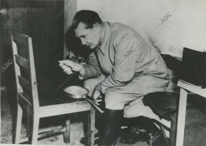 En la imagen, Herman Goering comiendo en su celda