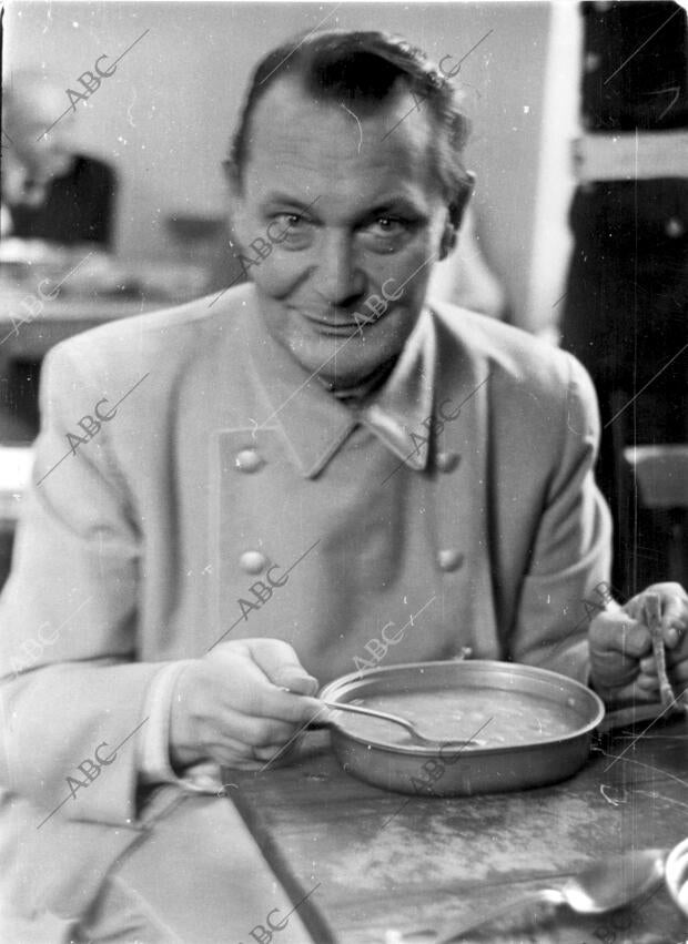 En la imagen, Herman Goering comiendo en un plato de aluminio en el Palacio de...