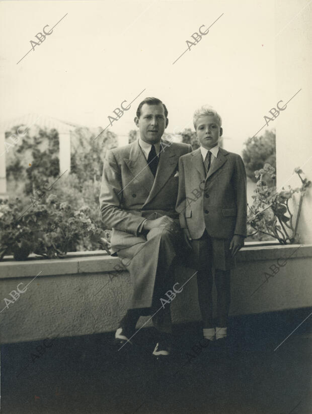 Don Juan de Borbón con su hijo Don Juan Carlos