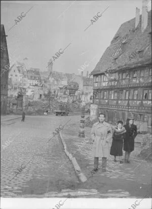 Carlos Sentís posa delante de las Ruinas de la ciudad Alemana de Nüremberg,...