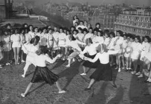 Muchachas Francesas Ensayando en la azotea de su escuela Parisina el arte de...