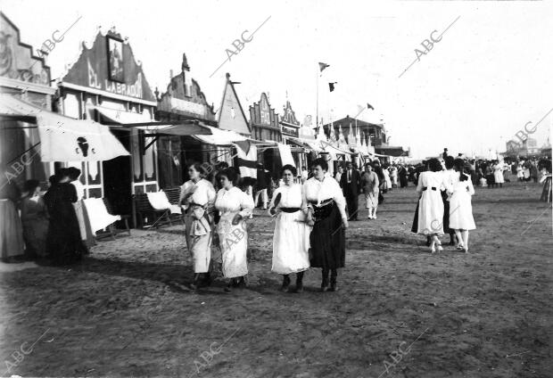 Imagen de las clásicas y populares casetas de la playa de El Cabañal