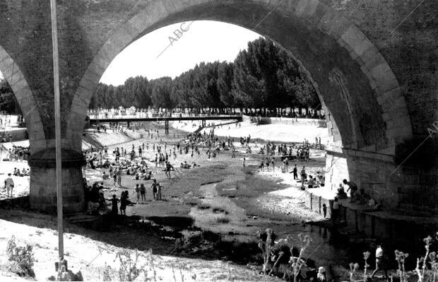 Bañistas en el Río Manzanares de Madrid