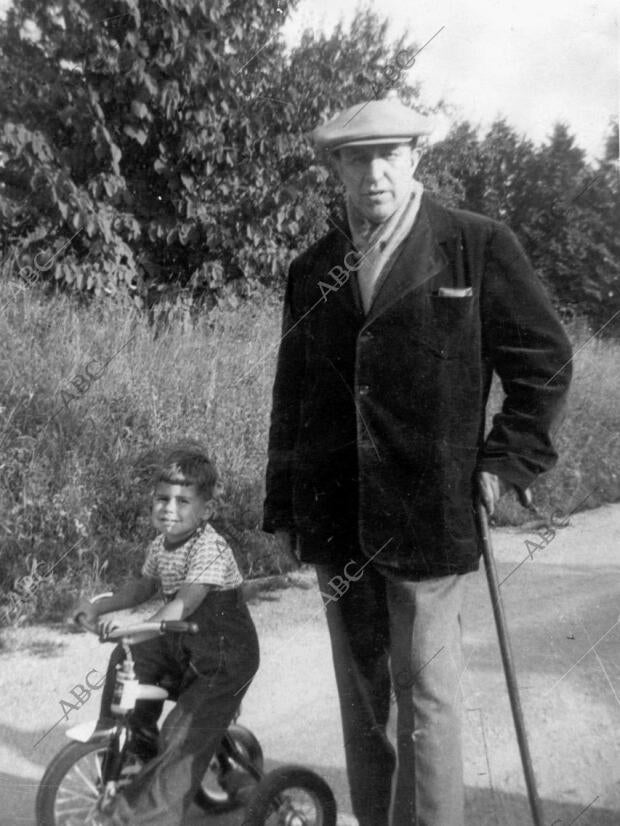 Pedro Salinas junto con su hijo Jaime en Estados Unidos