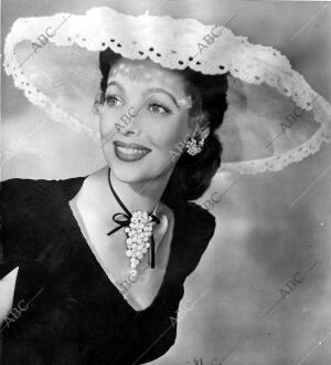 Una imagen de la actriz Loretta Young, llena del encanto y sencillez de la edad...