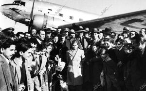 Llegada a Barajas de los jugadores de ajedrez Arturo Pomar (14 años) y Medina,...