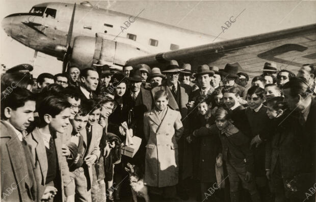 Llegada a Barajas de los jugadores de ajedrez Arturo Pomar (14 años) y Medina,...