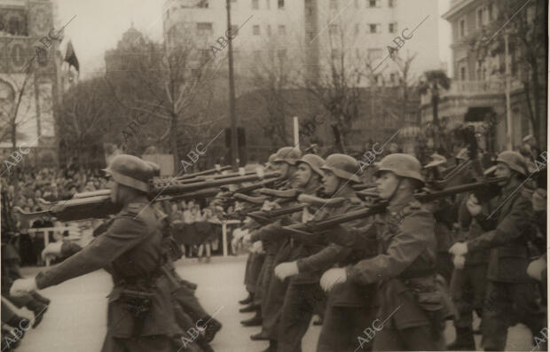 Los soldados desfilando en el desfile de la Victoria