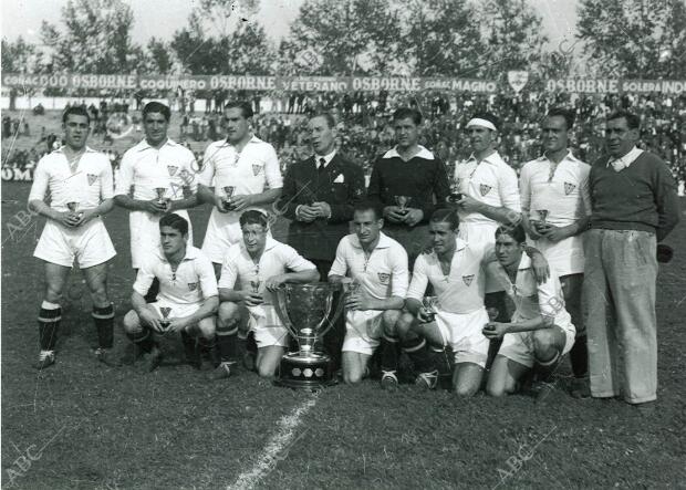 El Sevilla F.C, campeón de Liga, posa en el viejo campo de Nervión con la Copa...