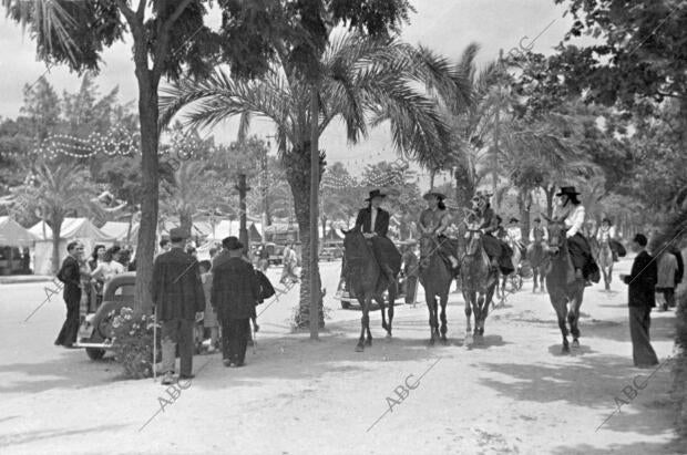 Un grupo de Bellas Amazonas Desfila por el real de la Feria