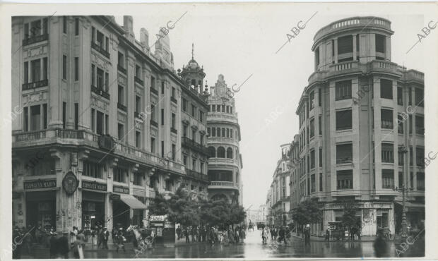 La plaza de José Antonio (actual de las Tendillas), en la parte moderna de la...