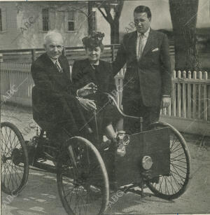 Henry Ford, junto a su mujer Clara y su nieto Henry Ford II, en su primer...