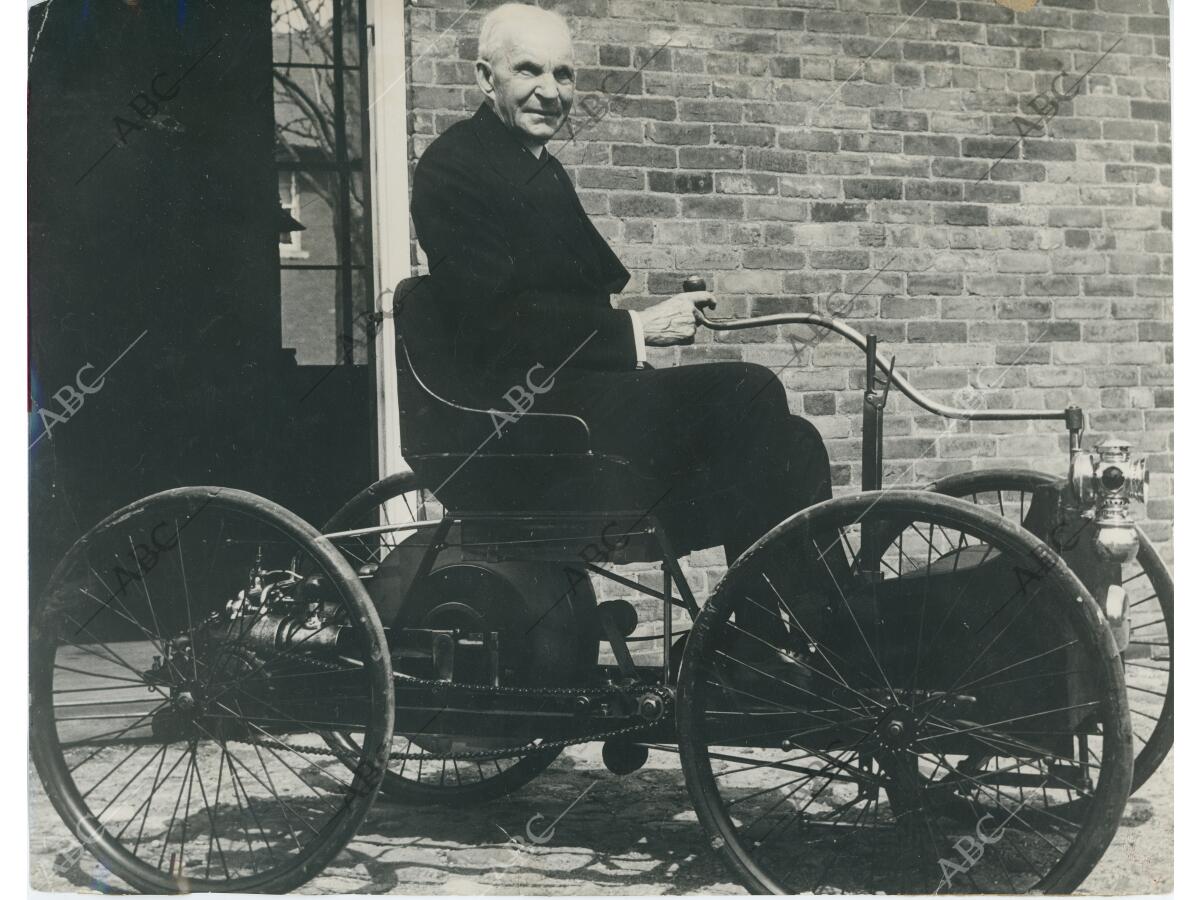 Henry Ford con el primer automóvil que contruyó Archivo ABC
