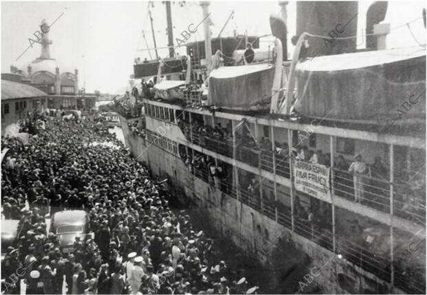 Llegada del Plus Ultra al puerto de Barcelona con los repatriados procedentes de...