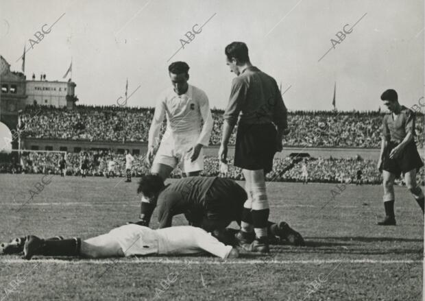 Un delantero Madridista Resultó Lesionado en esta Jugada, tras chocar con el...