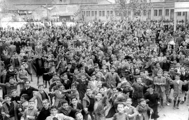 Niños en el patio del colegio Salesianos con motivo de las Fiestas