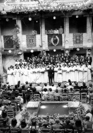 La masa coral de educación y descanso de Madrid en pleno concierto en el corral...