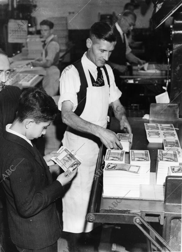 El Rey Feisal de Irak, de 11 Años, Examina en la fábrica de moneda los Billetes...
