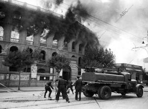 Los bomberos acuden a sofocar el incendio que se produjo en la Plaza de Toros de...