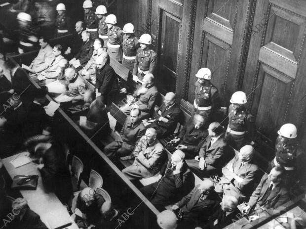 En primera fila del banquillo de Acusados: Goering, Hess, Von Ribbentrop,...