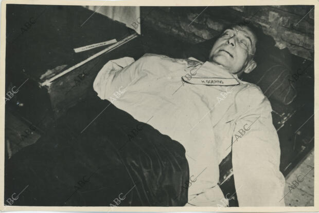 El cadáver de Herman Goering tras haberse quitado la vida ingiriendo cianuro...