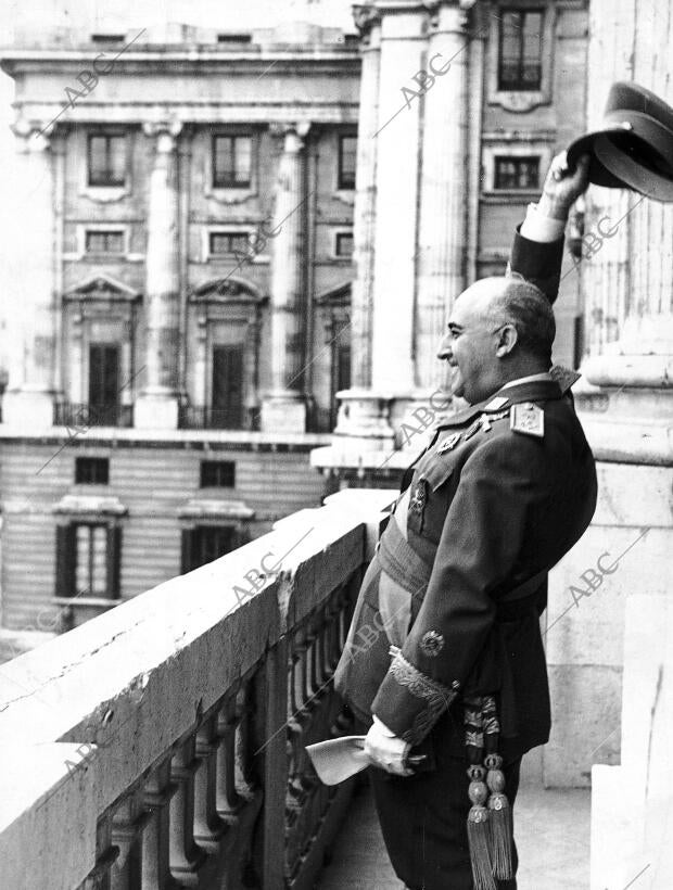 El jefe del Estado, el generalísimo Francisco Franco, corresponde a las ...