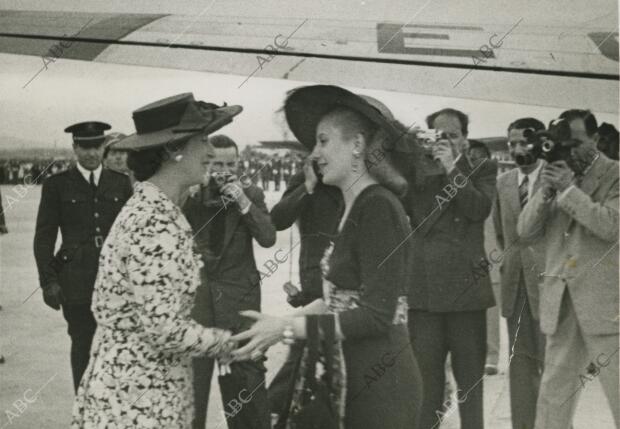 Carmen Polo recibe a Eva Duarte de Perón, en el aeropuerto de Barcelona a donde...