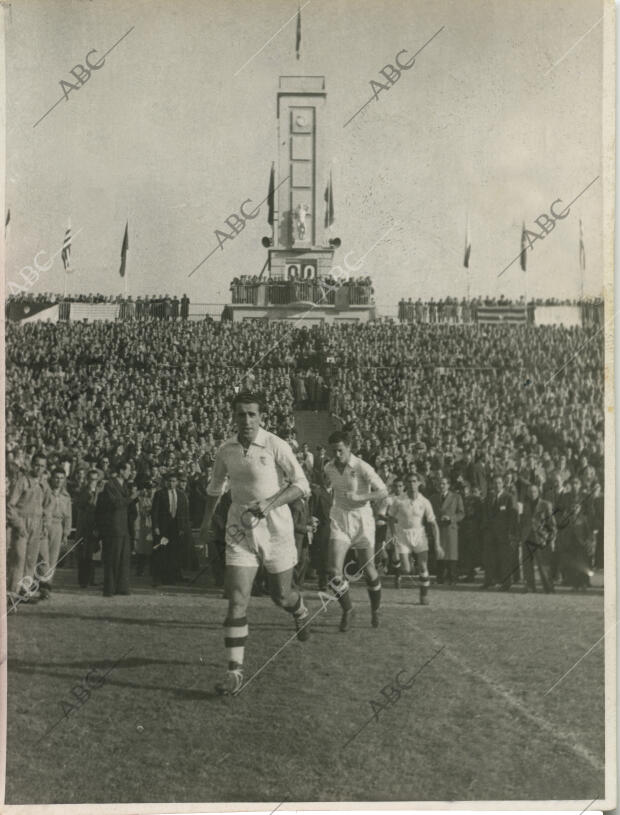 Este encuentro inaugural fue disputado entre el Real Madrid y el Belenenses de...