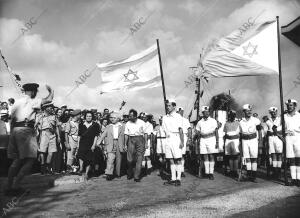 El primer ministro de Israel (señalado con una Flecha) llega al muelle de Haifa,...