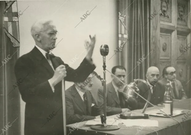 Primera conferencia científica que ha desarrollado el profesor Fleming en el...