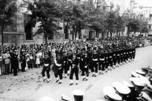 Sobre estas líneas, el buque-escuela Juan Sebastián Elcano