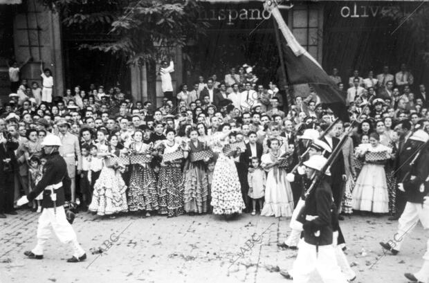 Sobre estas líneas, el buque-escuela Juan Sebastián Elcano