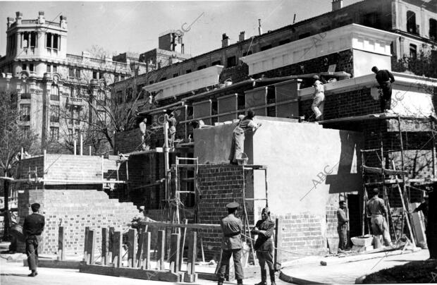 Construcción de la tribuna desde la cual franco Presidiría el desfile de la...