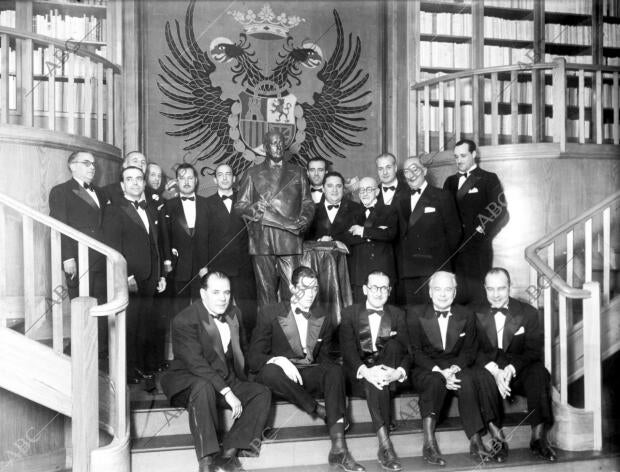 , sentados, Juan José Pradera, Guillermo Luca de Tena, Xavier de Echarri, Luis...