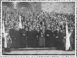 Santiago de Compostela: un grupo Deperegrinos con el señor obispo organizado por...