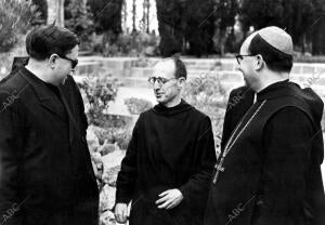 Monseñor Escrivá de Balaguer conversa con el abad Aurelio María Escarré