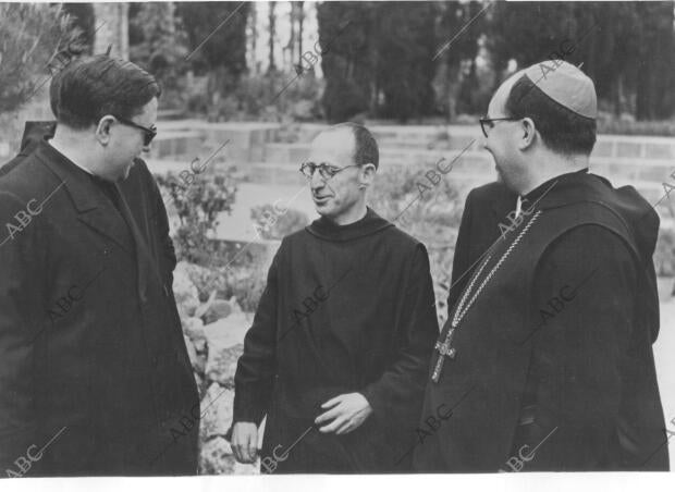 Monseñor Escrivá de Balaguer conversa en Montserrat con el abad Aurelio María...