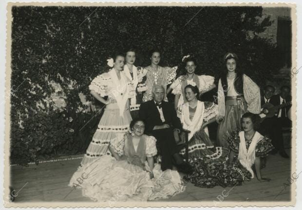 Alexander Fleming con unas bailaoras durante su visita a España