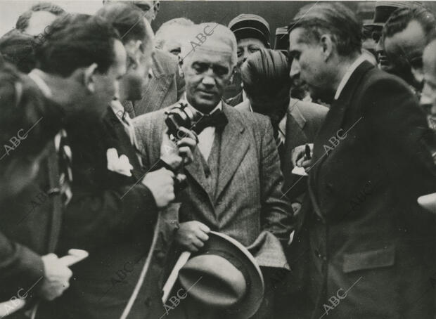 El profesor Fleming, inventor de la penicilina, a su llegada al aeródromo de...