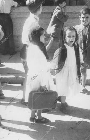 Dos Niñas Despues de haber asistido A misa con motivo del comienzo del curso...